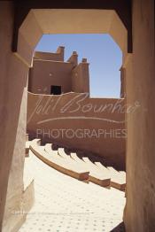 Image du Maroc Professionnelle de  La Kasbah de Taourirt fut édifiée au 17ème siècle par la tribu des Glaoui, située sur une colline au centre urbain de la ville d'Ouarzazate, cette remarquable ancienne bâtisse en pisé parfaitement conservée est l'une des plus belles constructions architecturales de la ville. La Kasbah qui ressemble à un grand château de sable incrusté dans le désert, fait partie du circuit touristique, elle a été classé Patrimoine Mondiale de l’Unesco. Ce véritable joyau de Ouarzazate permet au visiteur de découvrir l’intérieur d’une ksar où résident souvent la population berbères du sud du Maroc. Photo datant du Samedi 23 Août 1997. (Photo / Abdeljalil Bounhar)